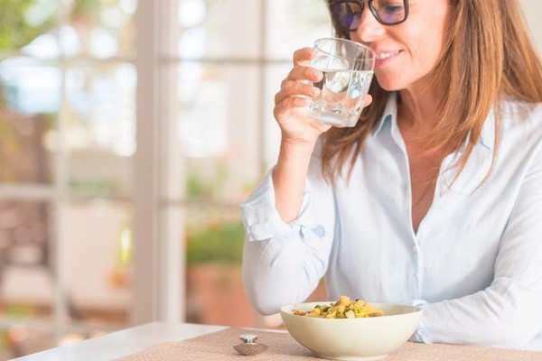 آیا نوشیدن آب در وسط غذا می تواند چاقی ایجاد کند؟