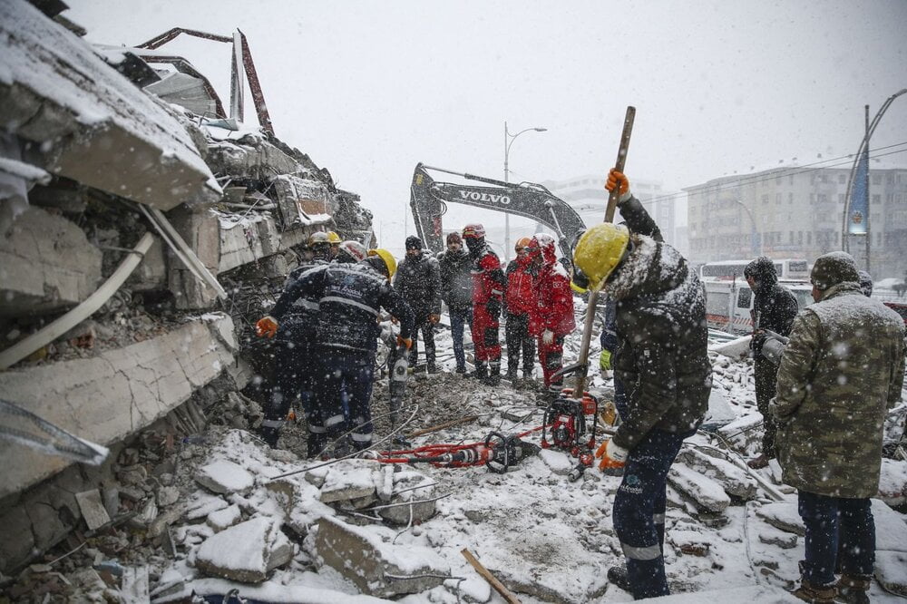 مسابقه با زمان در هوای زیرصفر در مناطق زلزله‌زده ترکیه و سوریه