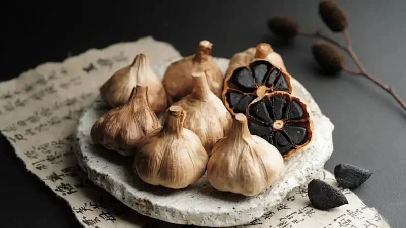 مطالعه ی مقایسه ای تاثیرات سیر سفید و سیر سیاه بر سلامت