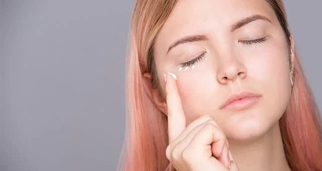 چرا کرم دور چشم باعث سوزش پوست می شود