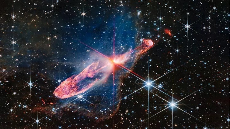«علامت سوالِ» غول‌پیکر در اعماق فضا که توسط تلسکوپ جیمز وب ثبت شده چیست؟