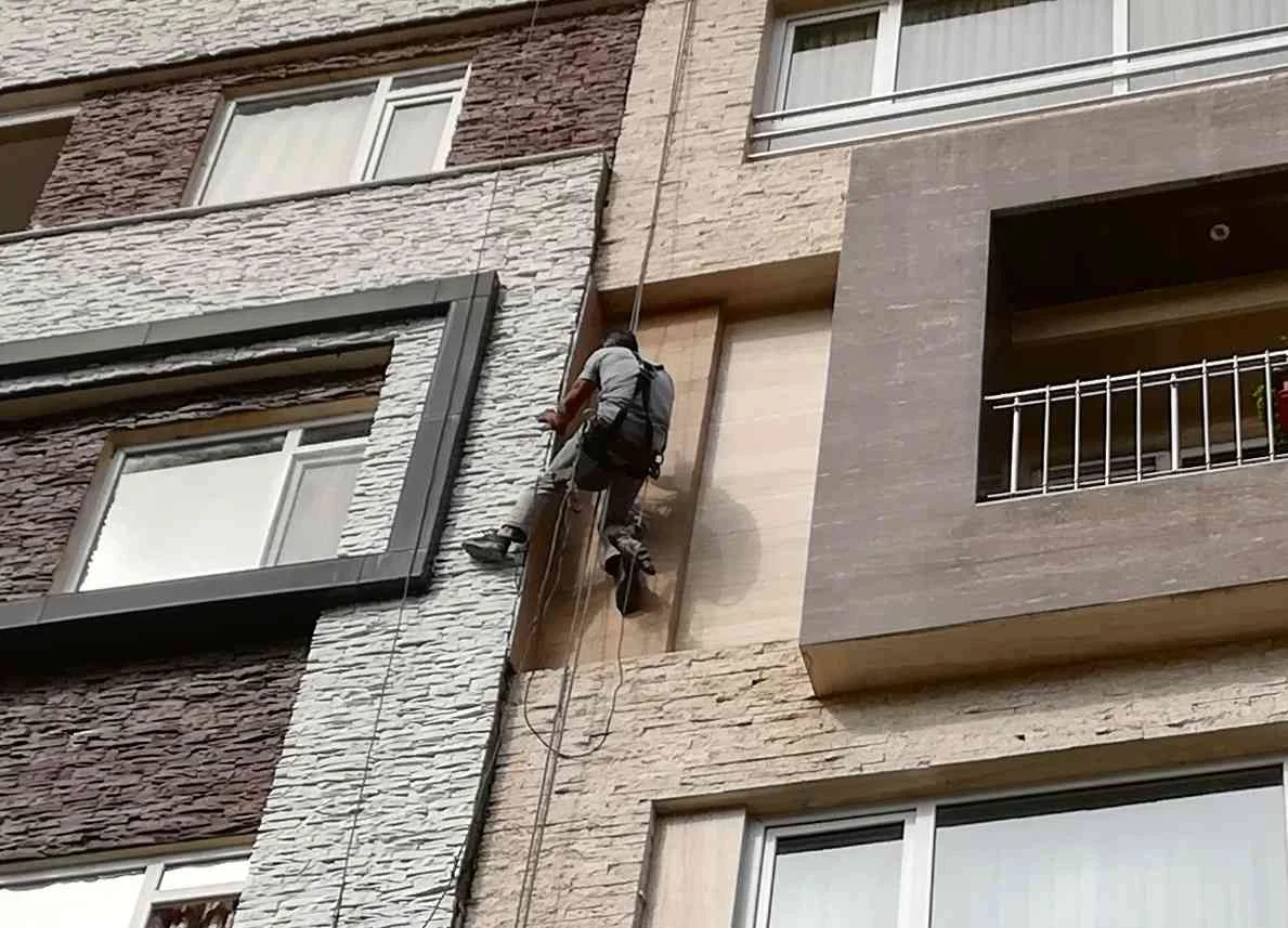 قیمت پیچ و رولپلاک سنگ نمای ساختمان در شرکت جهان فرود