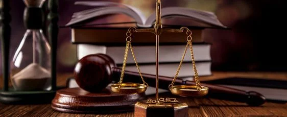 بررسی مجازات ممنوعیت از وکالت با در نظر گرفتن ماده 17 قانون لایحه قانونی استقلال کانون وکلا و ماده 23 قانون مجازات اسلامی