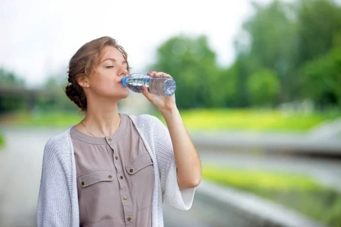 عوارض نوشیدن آب معدنی برای بدن