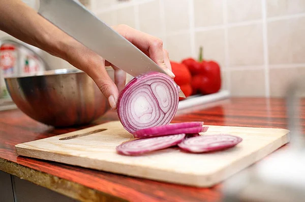 What are the benefits of onion juice for hair?