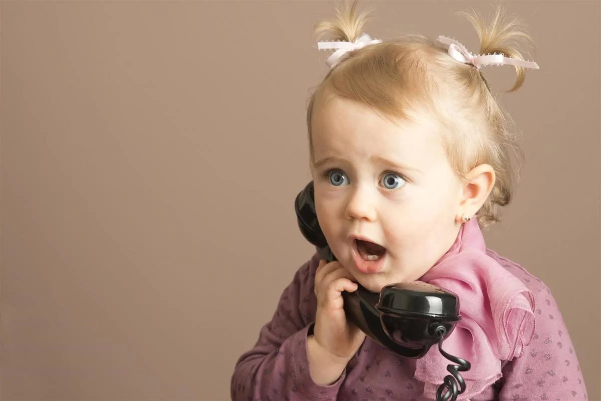 چه چیزی باعث زود حرف زدن کودکان می شود؟