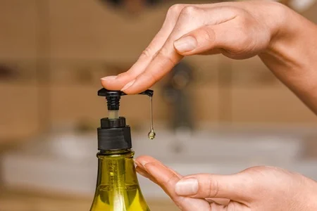 چگونه از روغن زیتون برای زیبایی پوست استفاده کنیم؟ روش های طبیعی و کاربردی
