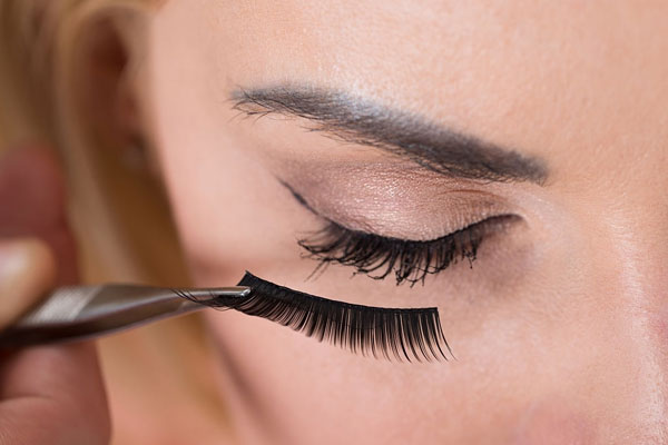 آموزش گذاشتن مژه مصنوعی در خانه