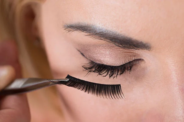 آموزش گذاشتن مژه مصنوعی در خانه