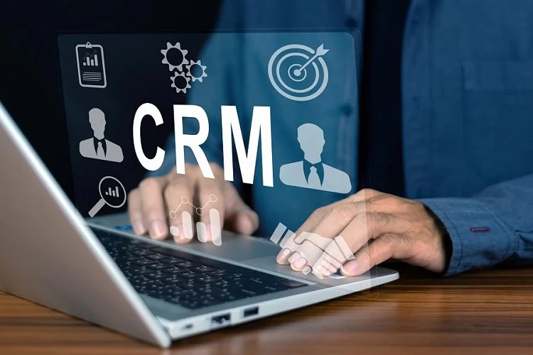 آشنایی با نرم افزارهای محبوب CRM در ایران